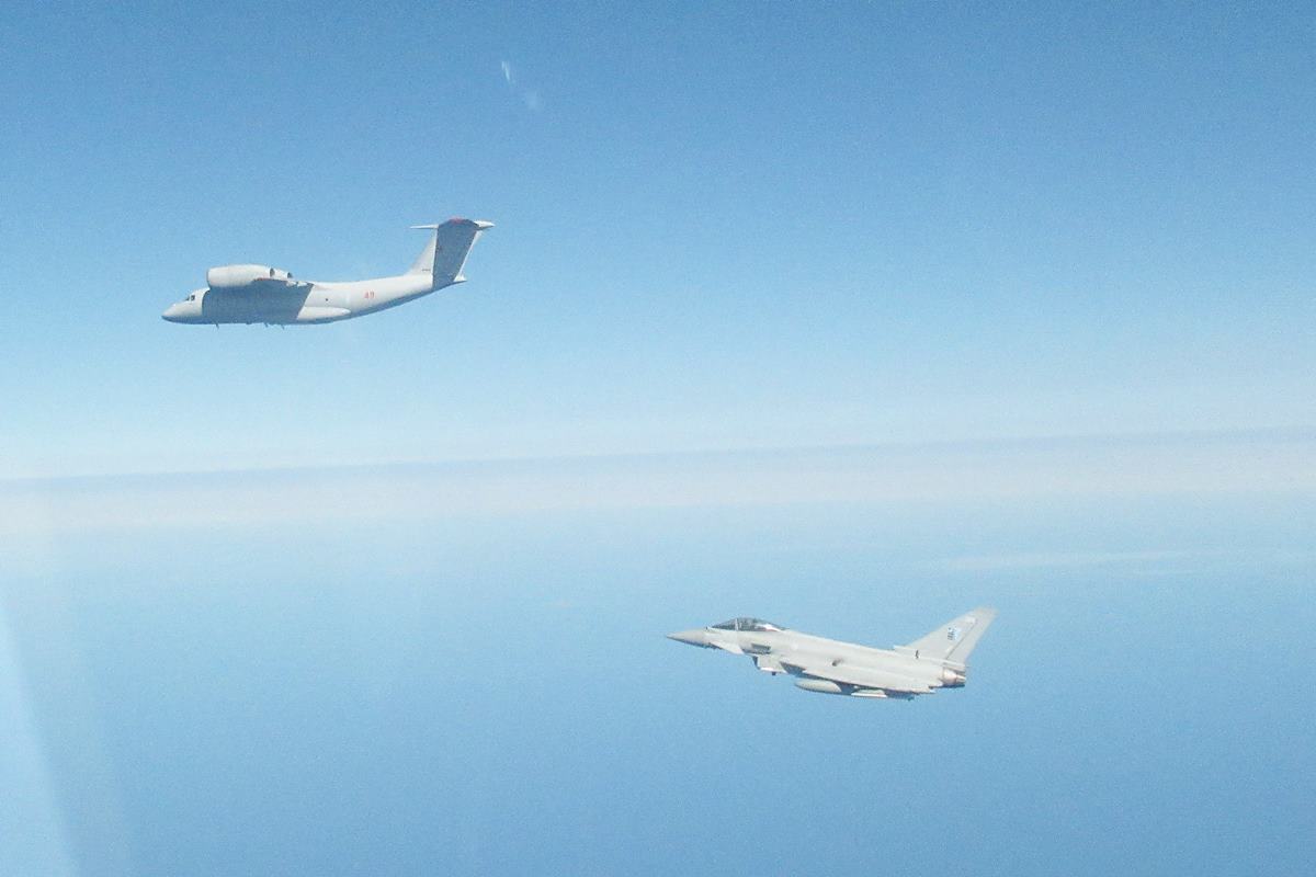 러시아 공군을 요격하는 영국 전투기 사진 출처 = '영국 왕실 공군'.jpg