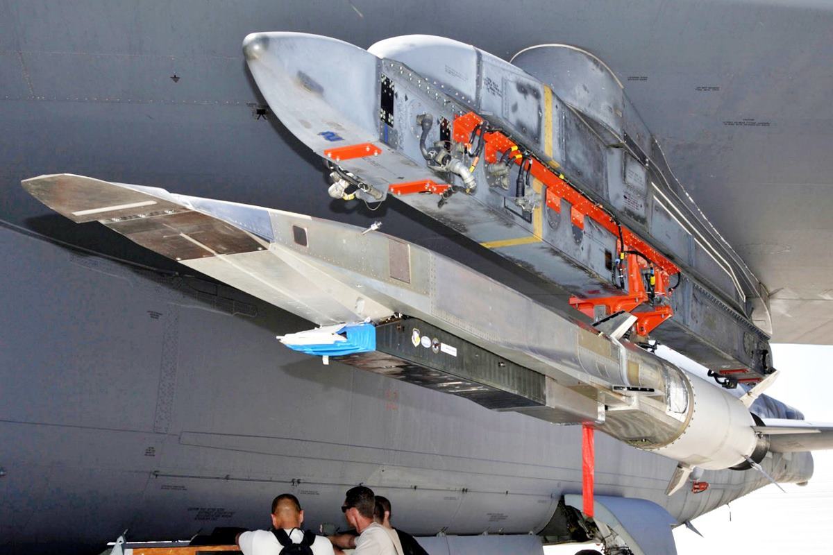 미국이 항공기에 장착한 극초음속미사일 The National Interest.jpg