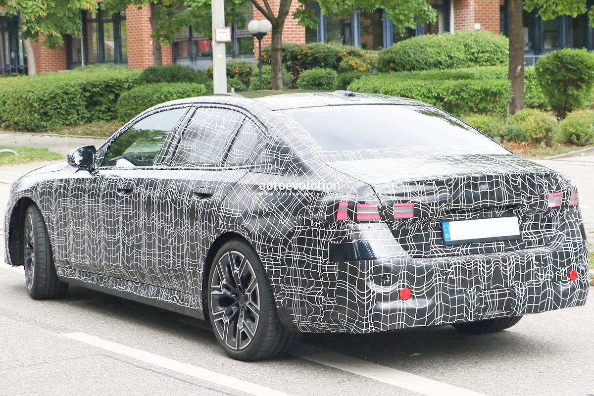 2024년식 BMW 5시리즈 위장막.jpg