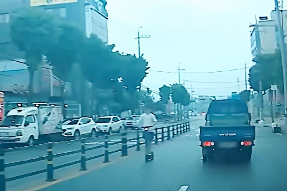 갑자기 나타난 역주행 킥보드 사진 출처 = 유튜브 채널 '한문철TV'.jpg