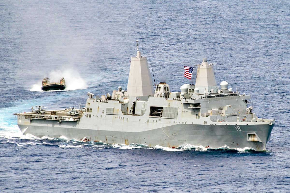 산 안토니오급 상륙함 Defense News.jpg