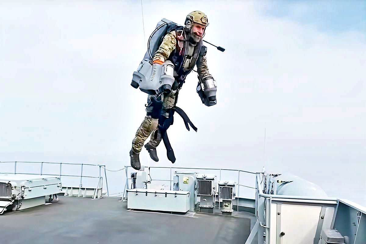 공중으로 부양하는 영국 해병대원 Gravity Industries.jpg