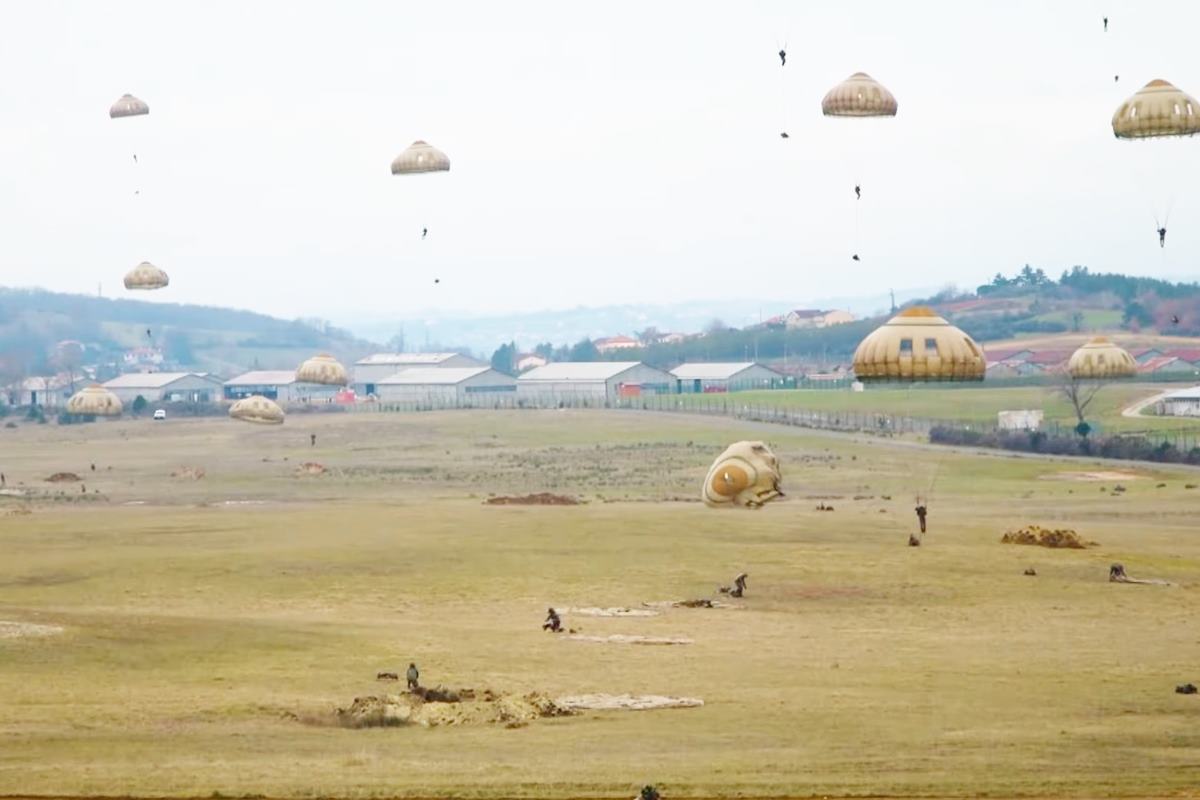 공수 훈련 중인 프랑스 군 Defence Blog.jpg