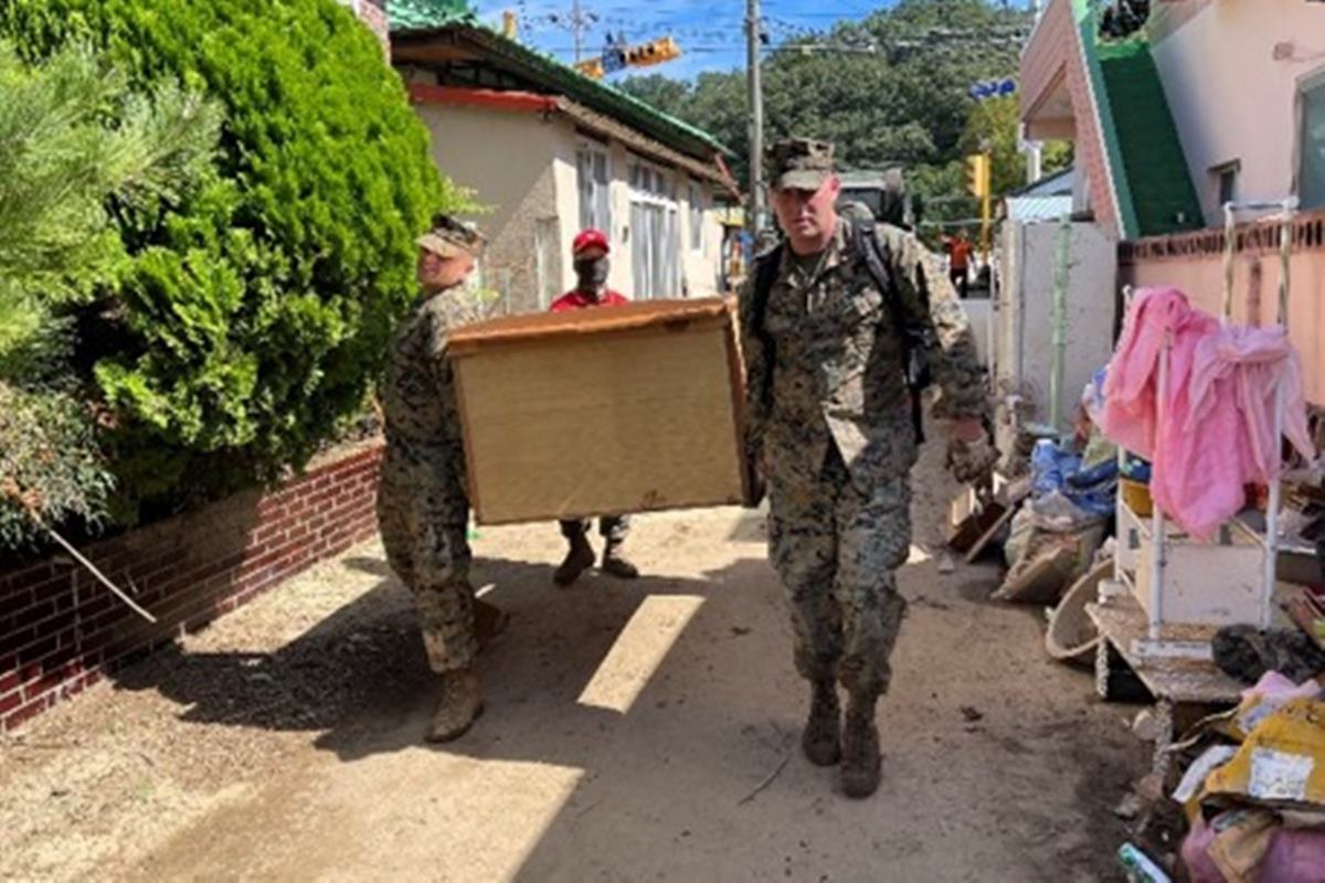 주한미군 페이스북 페이지 캡쳐 수해 주민 돕는 미군.jpg