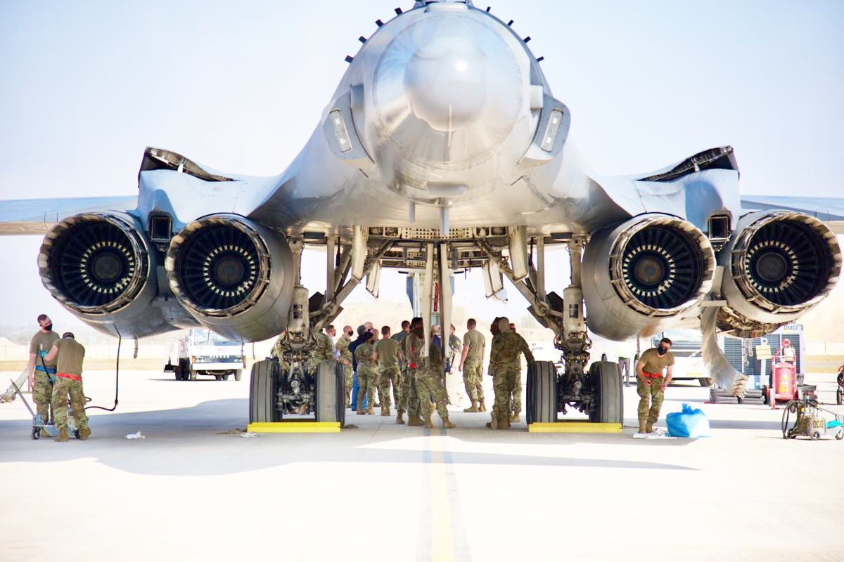 인도에서 정비 중인 B-1B.jpg