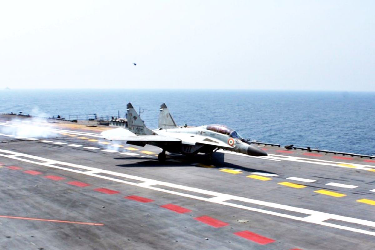 비크란트에 착함하는 MiG-29K.jpg