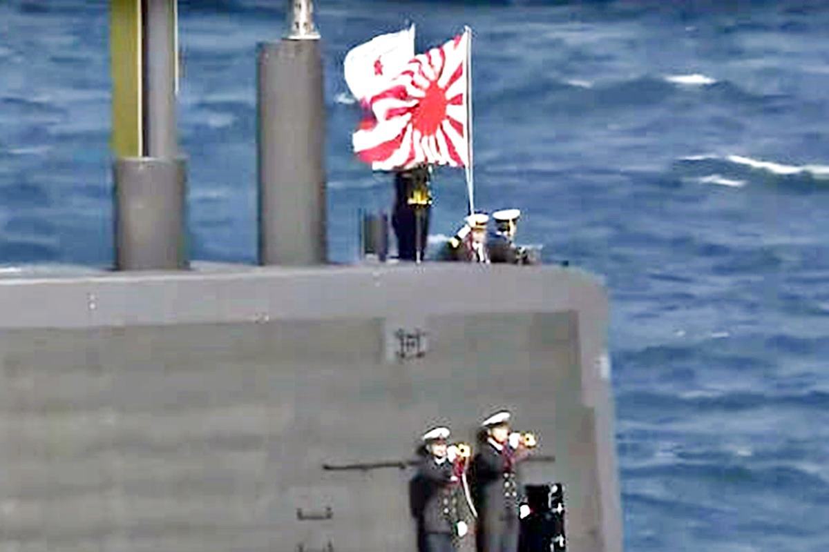일본 해상자위대의 욱일기 경례 뉴스1.jpg