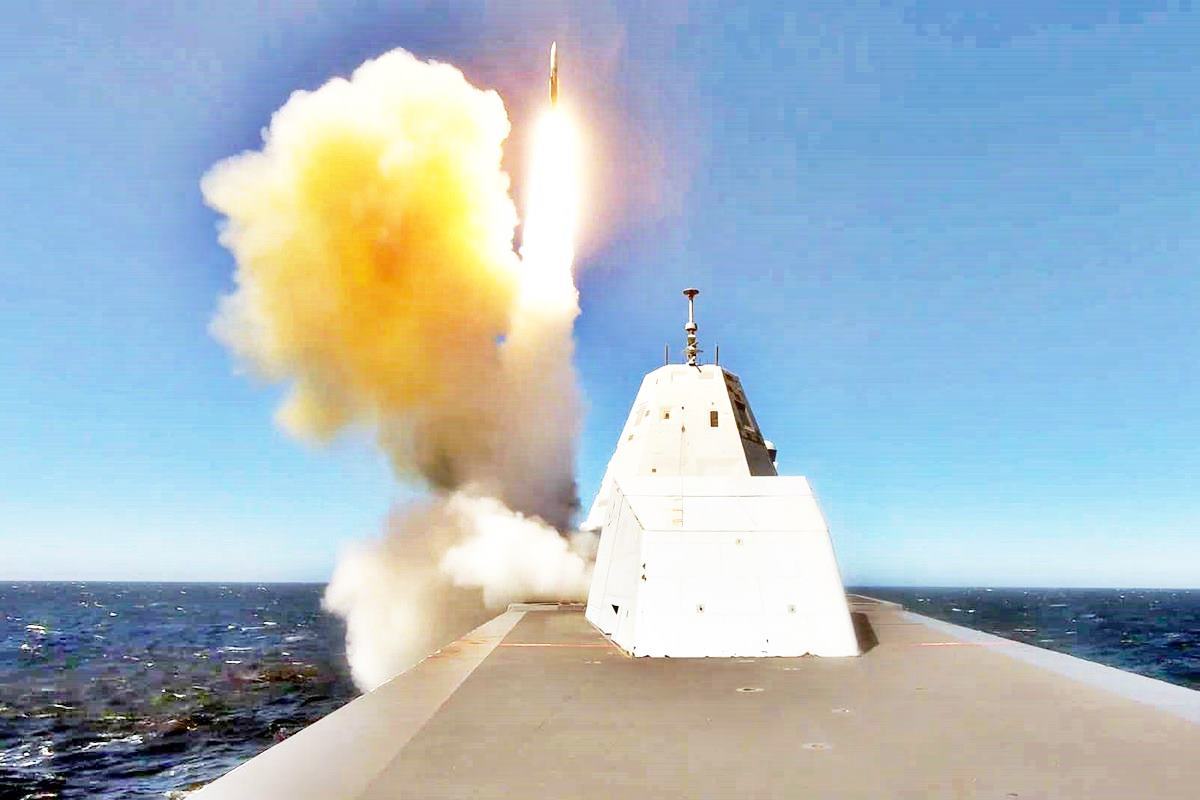 줌왈트에서 발사되는 미사일 Naval News.jpg