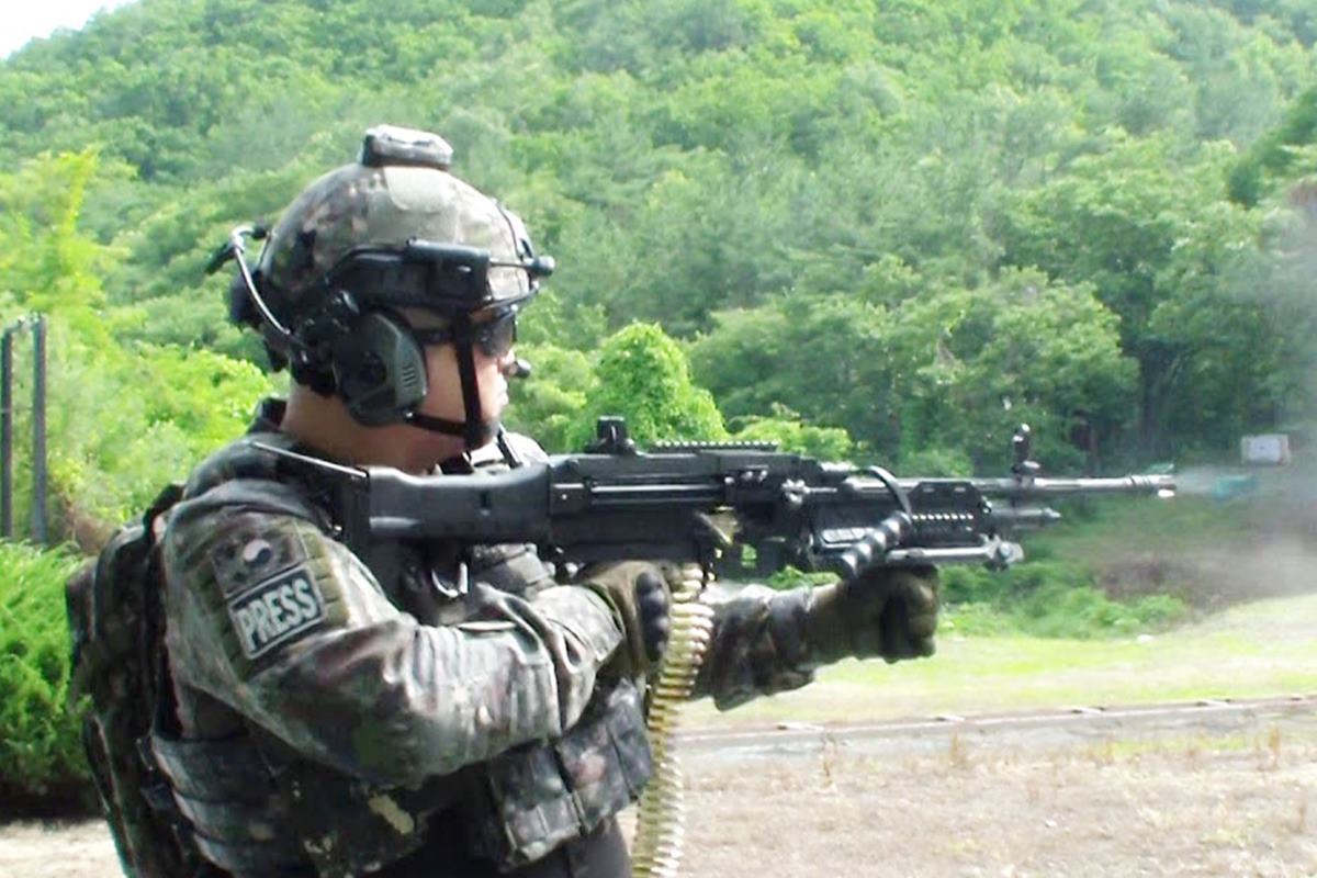 K-15 경기관총 사격.jpg