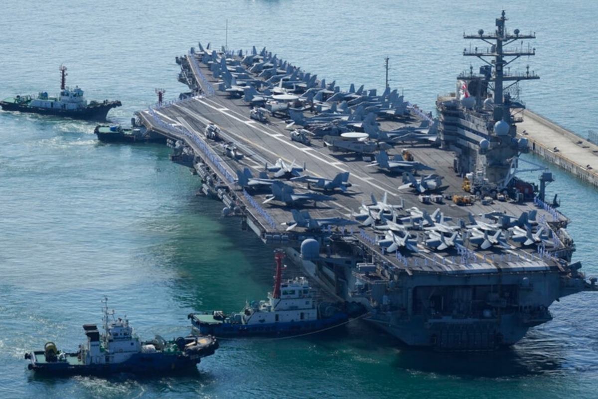 로널드 레이건호 부산 입항.jpg