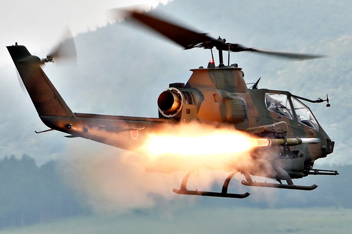 일본  AH-1S Defense News.jpg
