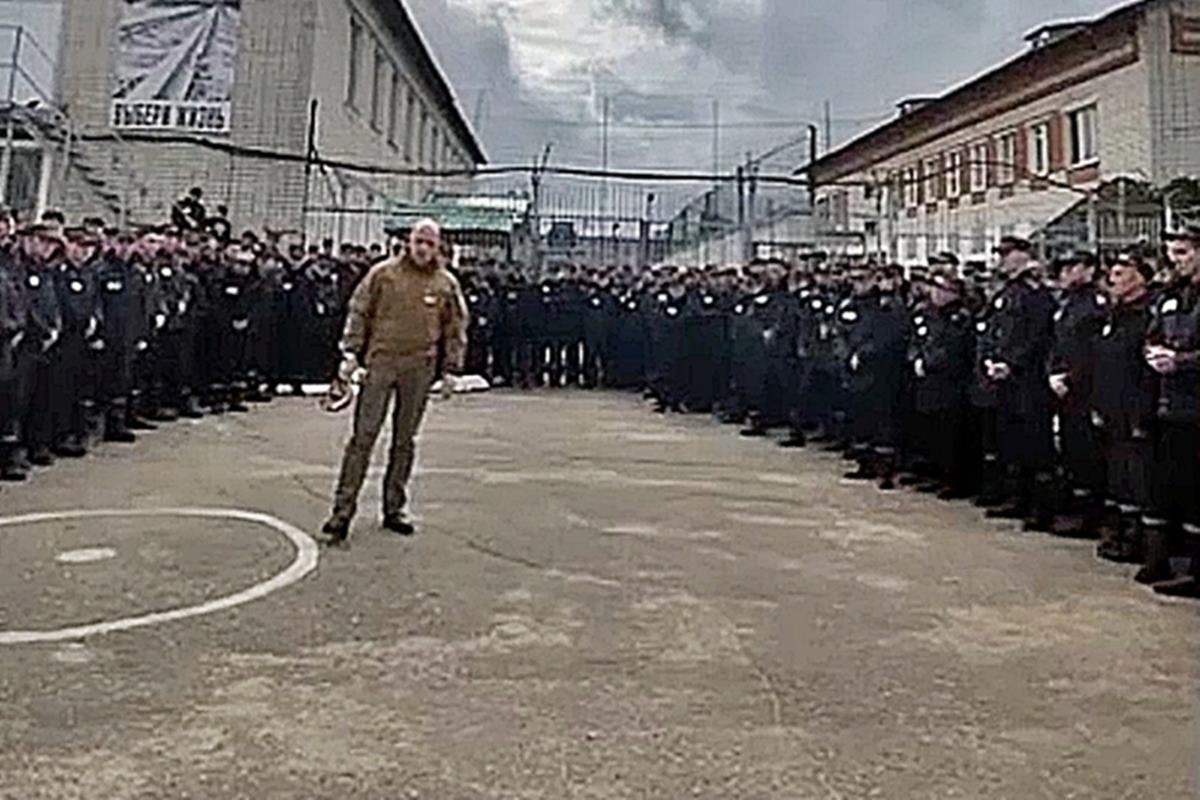 교도소에서 모병 중인 프리고진.jpg