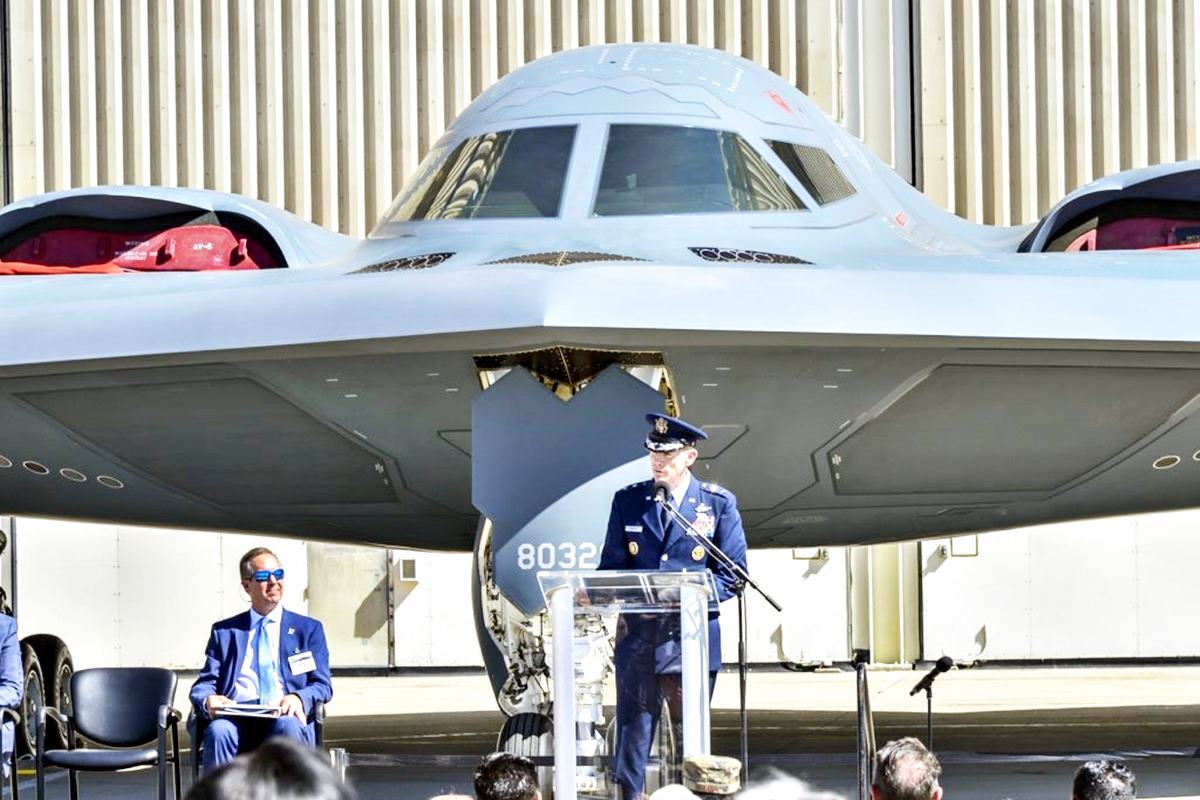 핵무기 탑제가 가능한 B-21 스텔스 폭격기.jpg