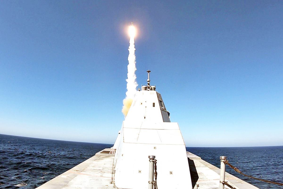 미사일을 발사하는 줌왈트급 구축함 미해군.jpg