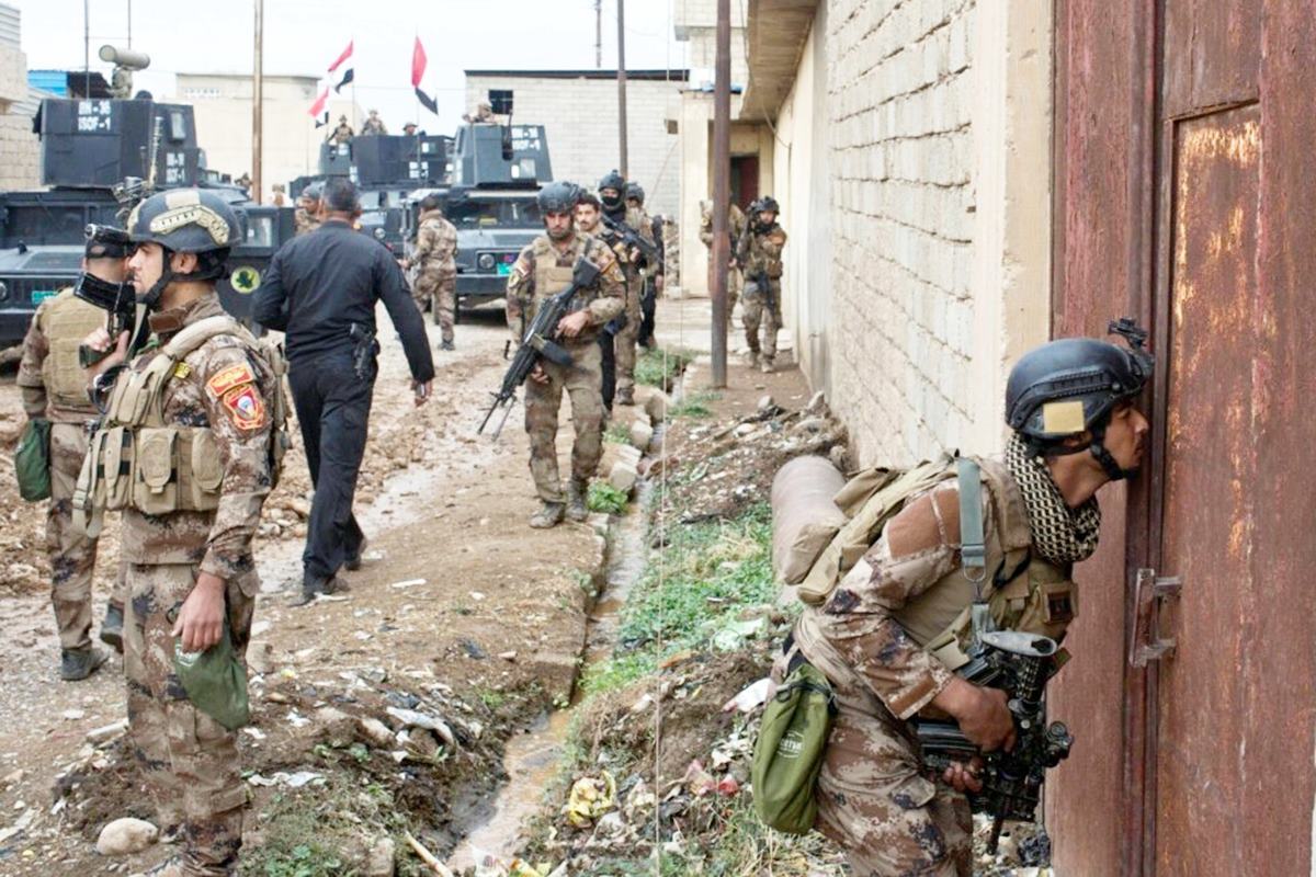 모술에서 시가전을 펼치는 이라크 군 VOA.jpg