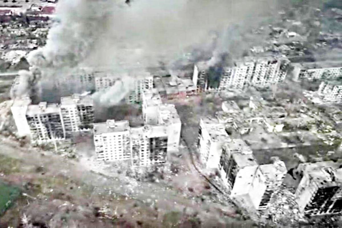 러시아의 유도 폭탄에 공격 받은 우크라이나 Newshub.jpg