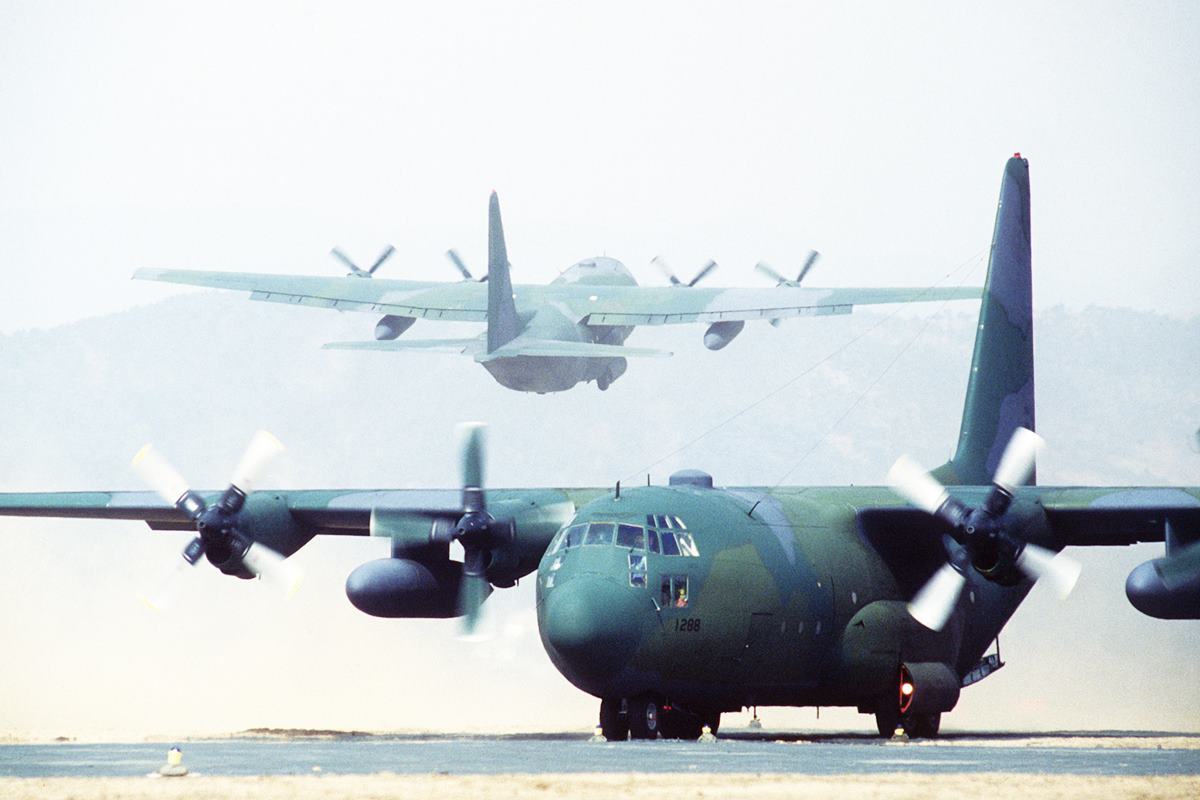 국군이 운용하는 C-130 수송기 KAI.jpg