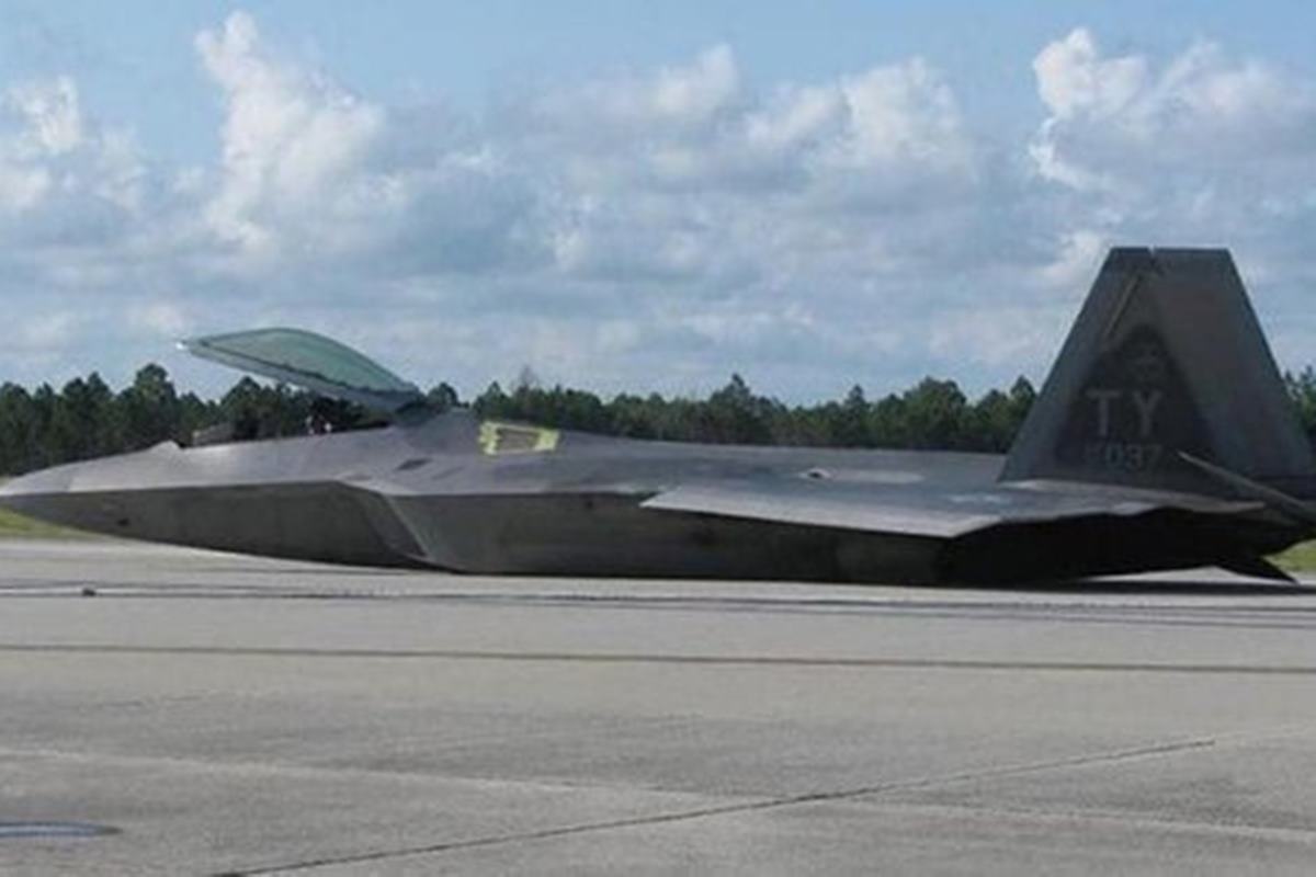 중앙일보 과거 동체착륙한 F-22 랩터.jpg