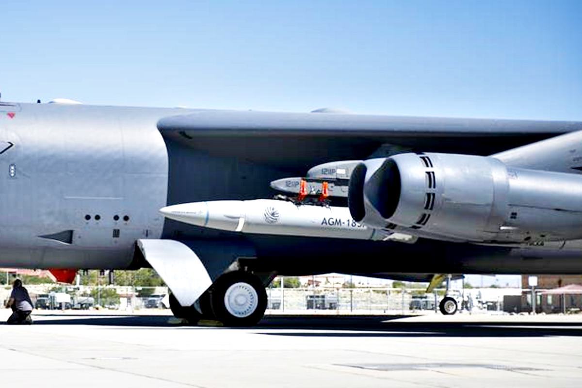 B-52H에 장착된 애로우 DefenseNews.jpg