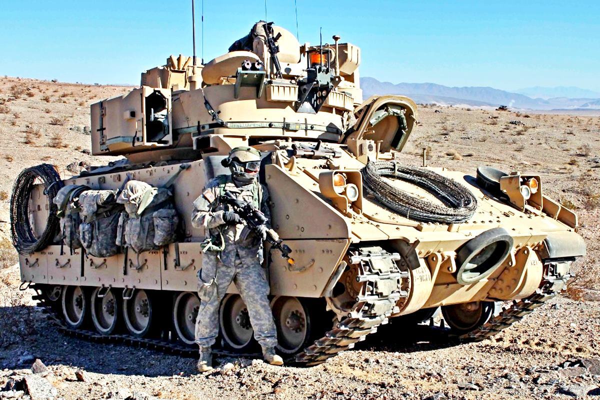 미육군이 운용 중인 브래들리 장갑차 The National Interest.jpg