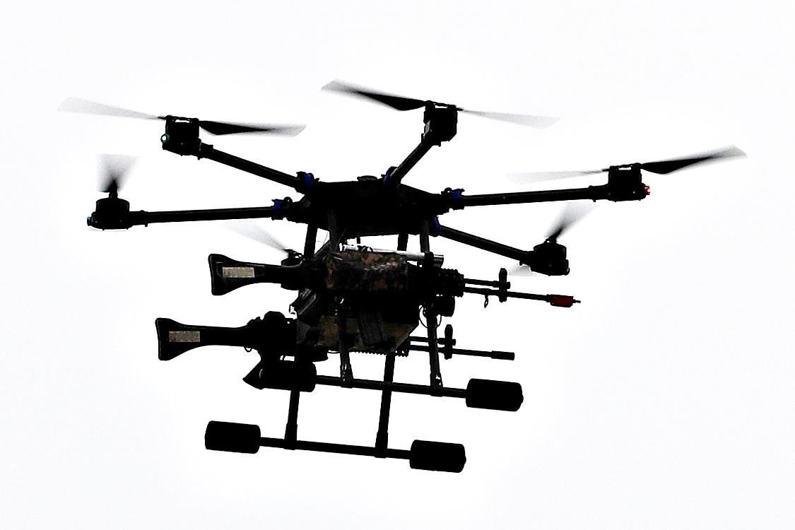 뉴스1 소총이 장착된 공격 드론.jpg