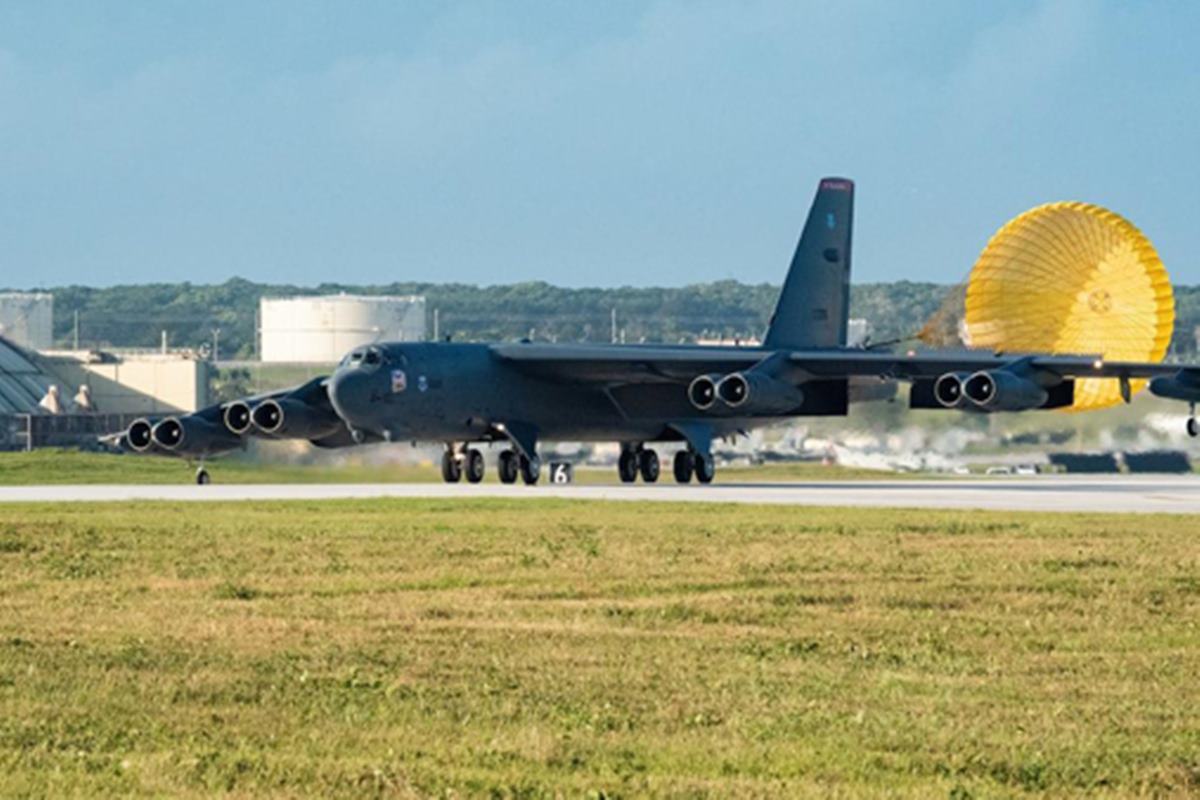 일본에 배치된 B-52 폭격기.jpg