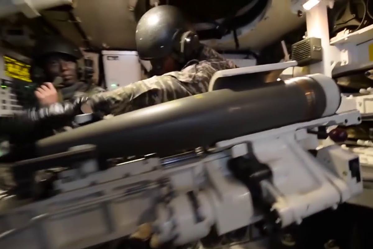 Korea Defense Blog K-9을 장전하는 병사들.jpg