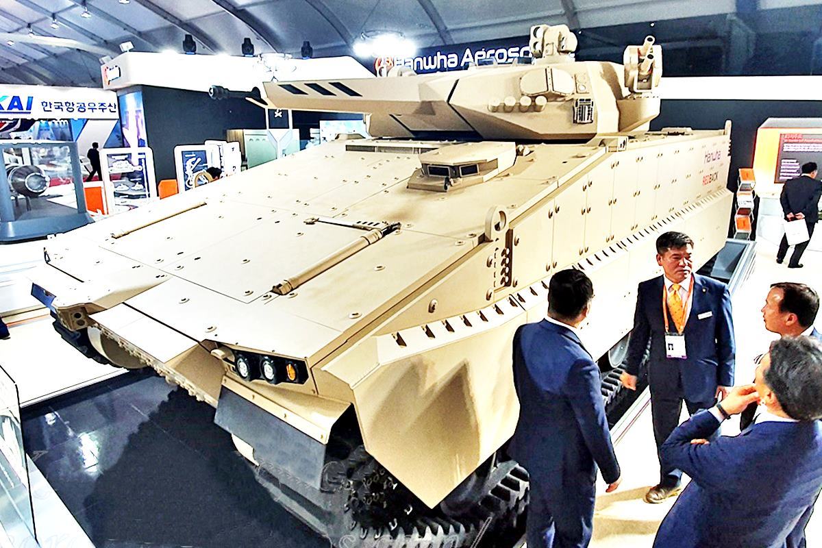 홍보 중인 한화 레드백 비겐의 무기사진.jpg