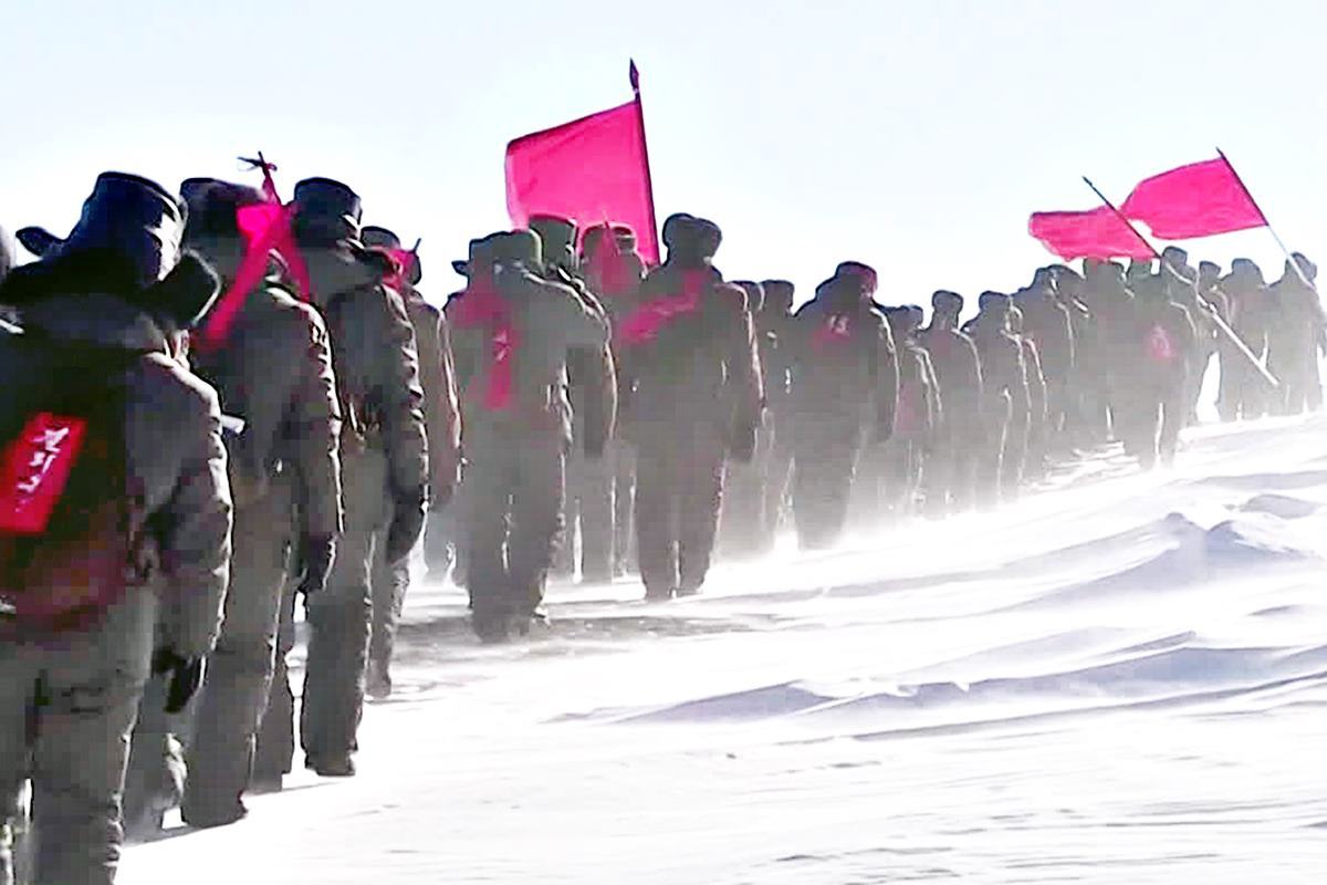 눈보라에도 백두산 답사 행군을 하는 북한인들 KBS.jpg