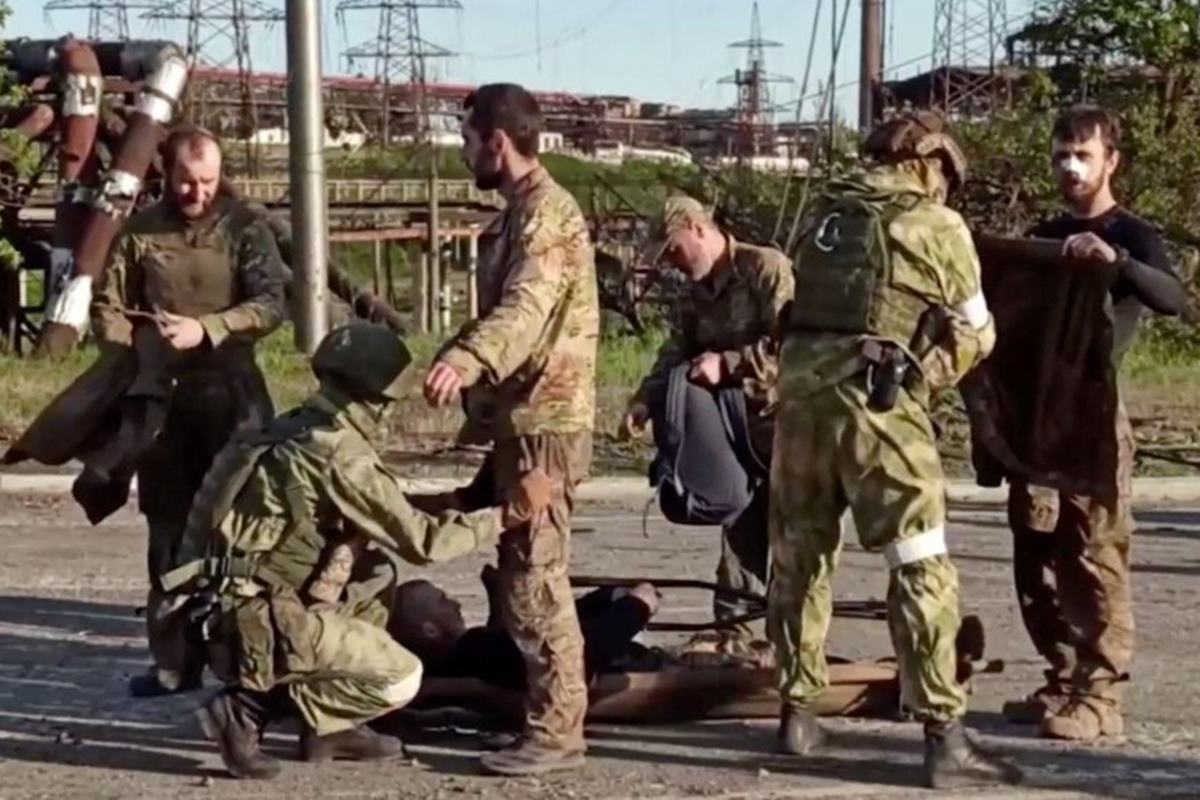 항복한 러시아군 몸수색하는 우크라이나군.jpg