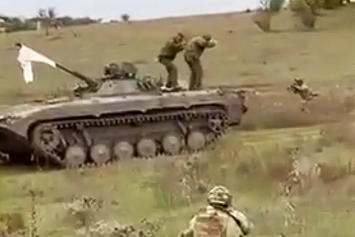 우크라이나군에게 투항하는 러시아군 The Drive.jpg