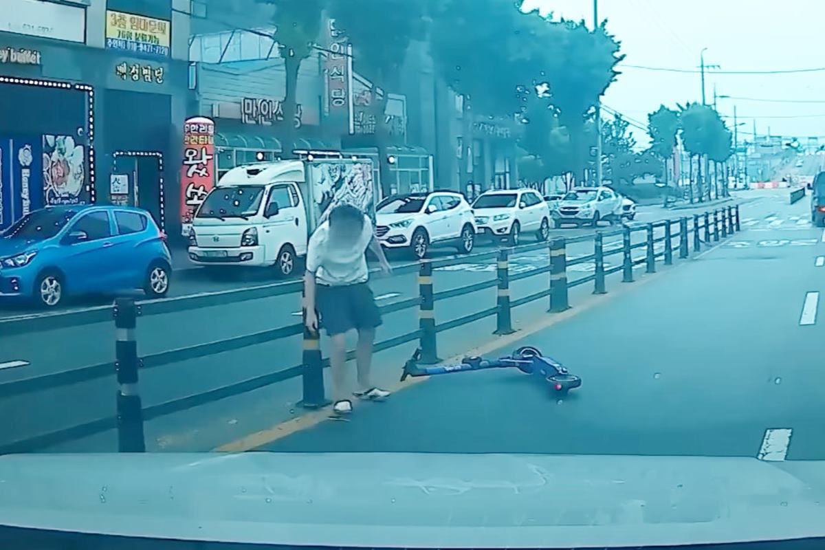 일어나서 따지기 시작하는 킥보드 운전자 사진 출처 = 유튜브 채널 '한문철TV'.jpg