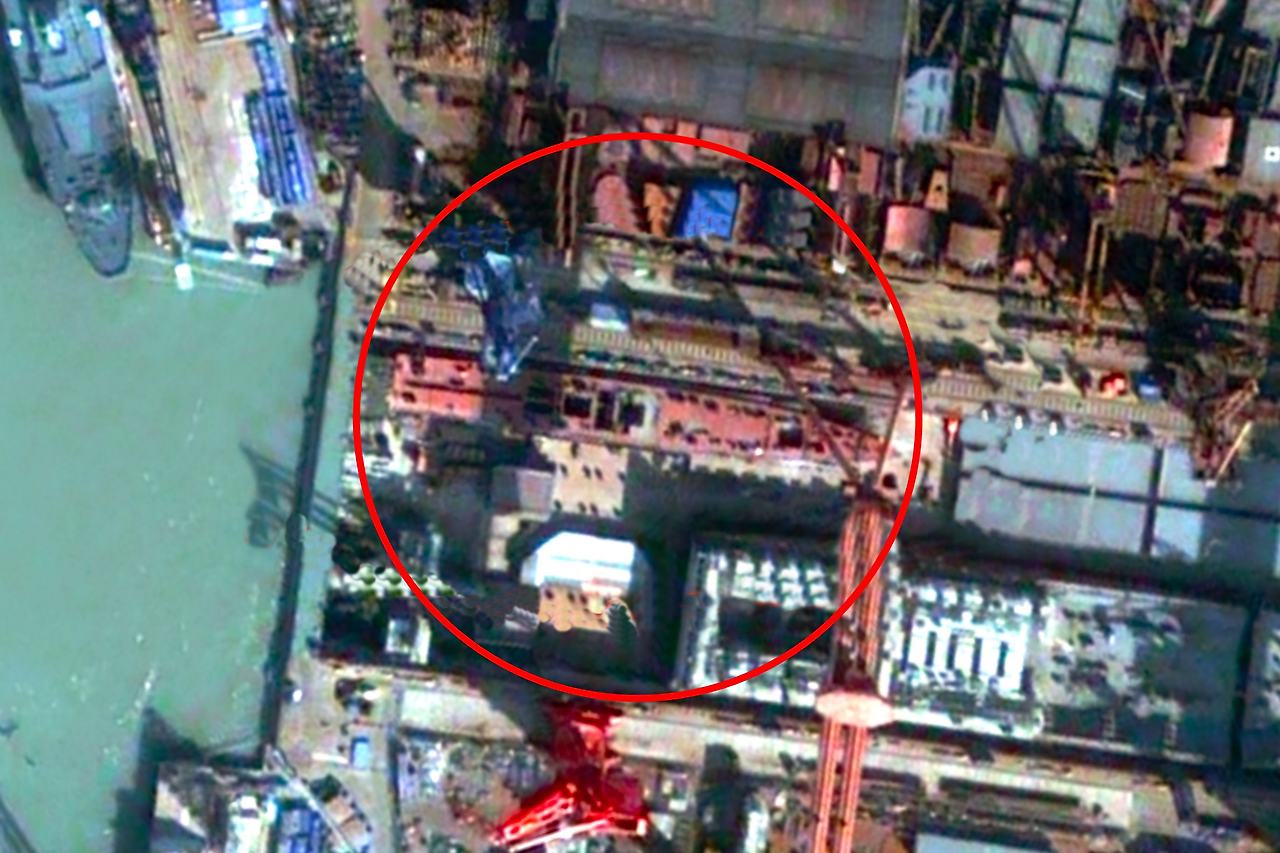 조립 중인 호위함 트위터 Tom Shugary.jpg