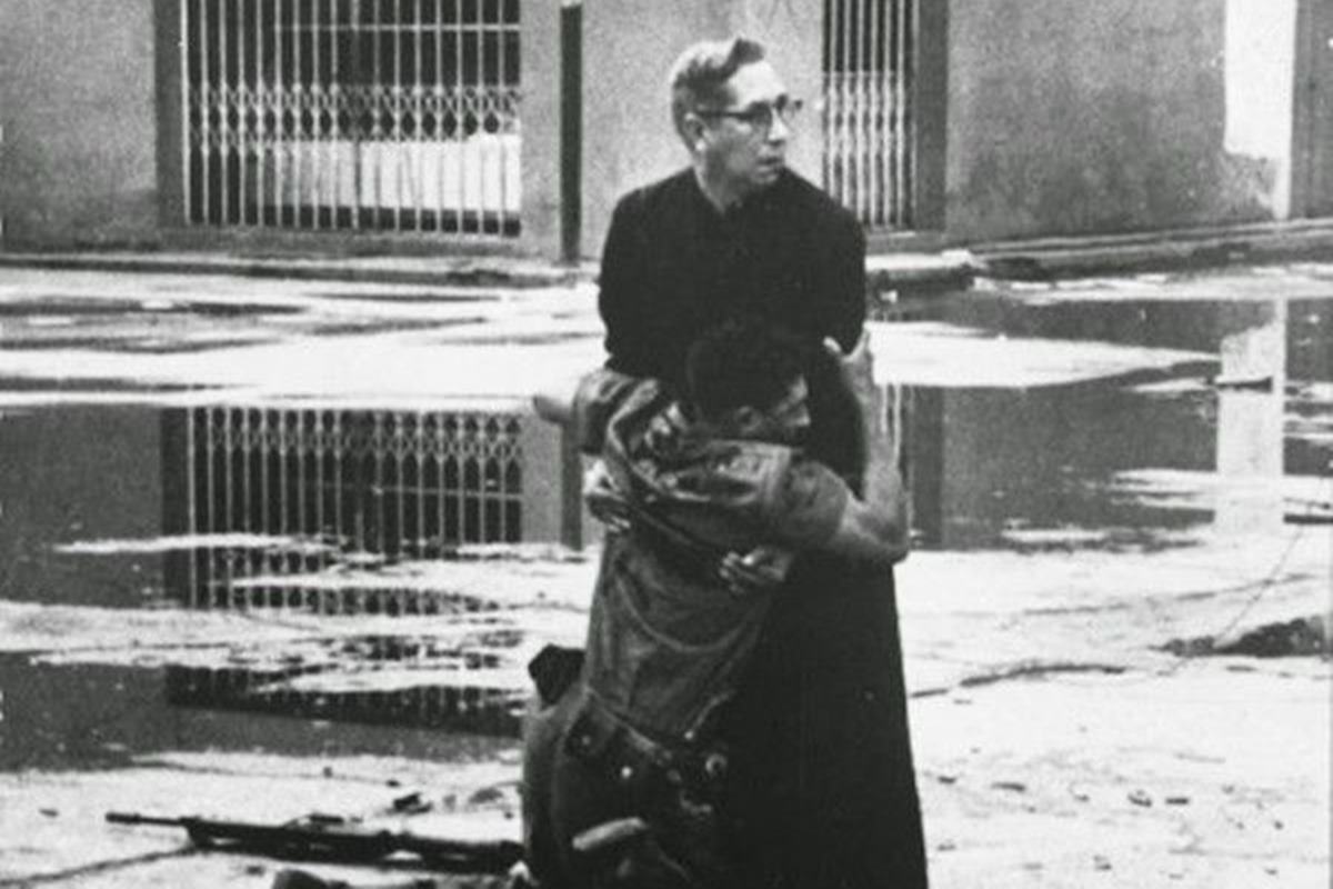 베네수엘라 쿠데타에서 부상당한 병사를 지키는 신부.jpg