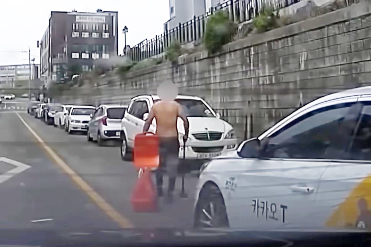 반대 차선 길을 막는 광인 사진 출처 = 유튜브 채널 '한문철TV'.jpg