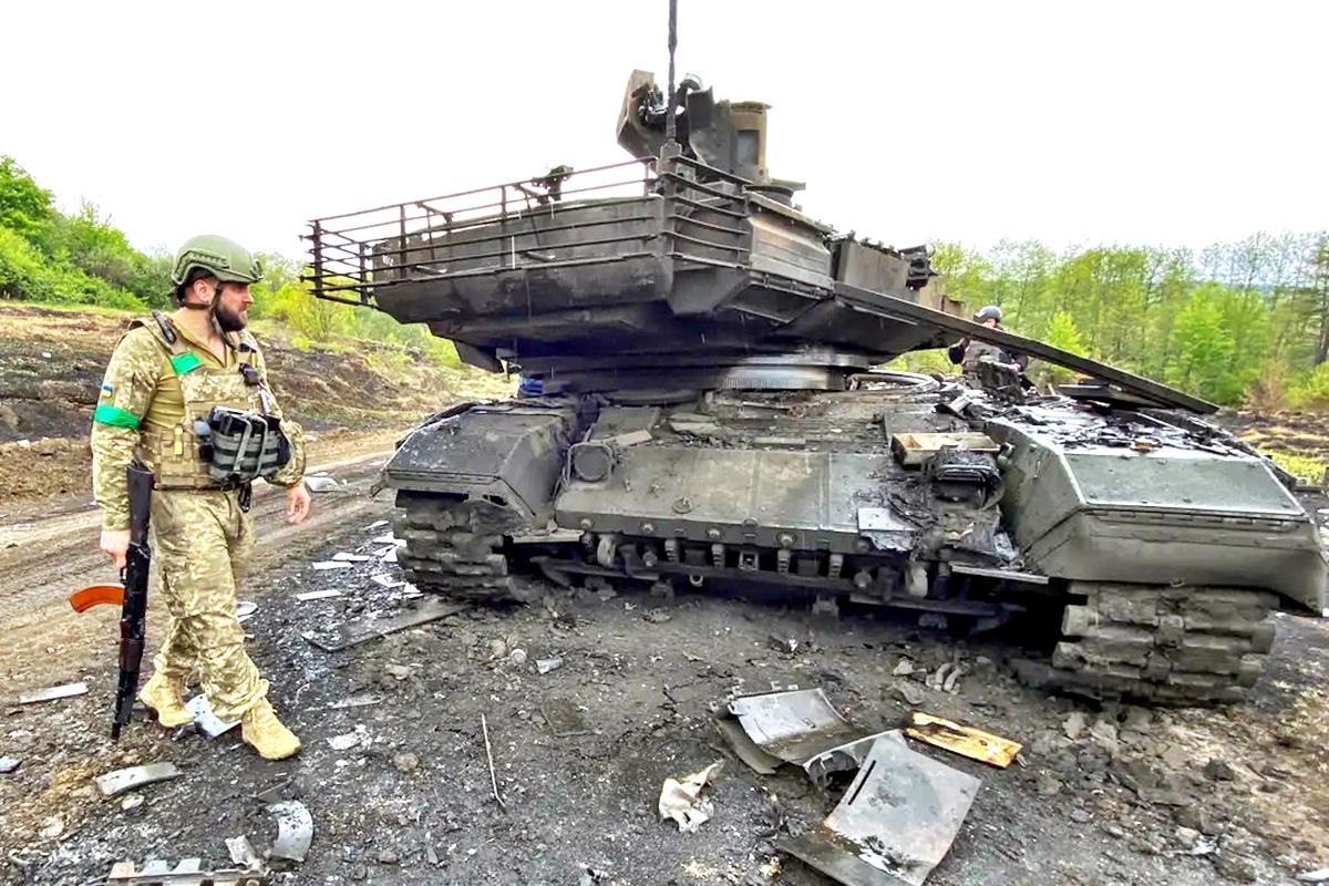 우크라이나에 투입된 러시아의 T-90M 전차 Business Insider.jpg