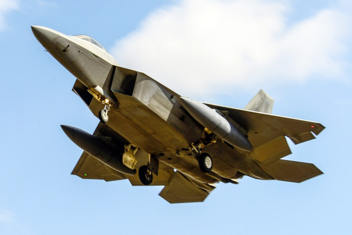 오산에 착륙하는 F-22 전투기 Osan Air Base.jpg
