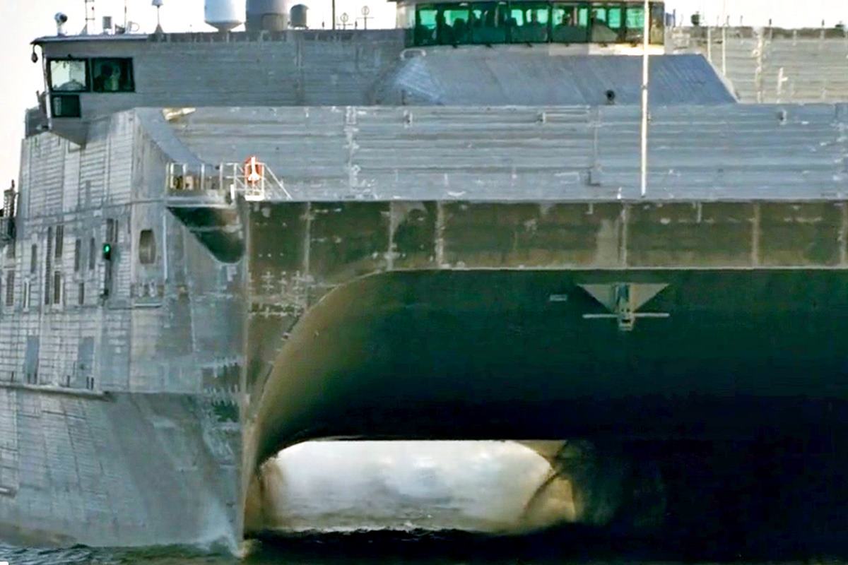 USNS 아팔라치코라 오스트랄 USA 3 .jpg