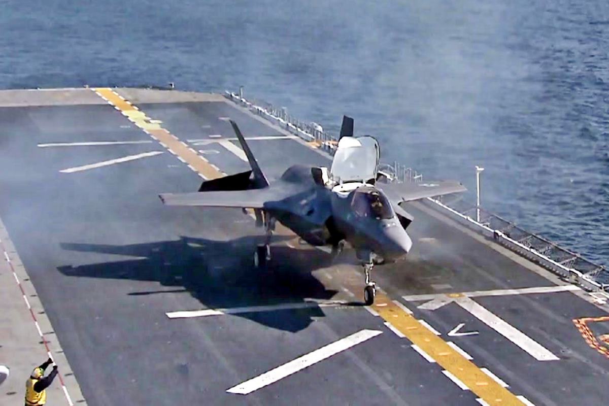 항공모함에 창륙 중인 F-35B YTN.jpg