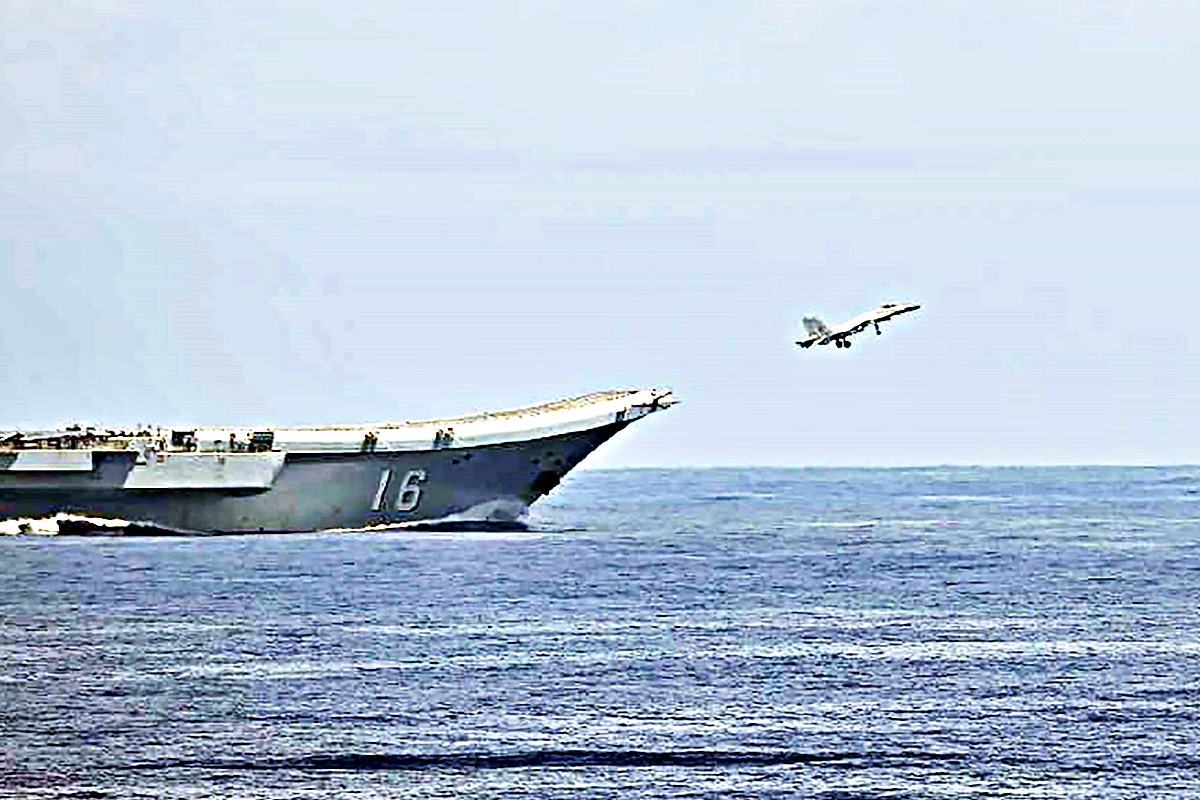 중국 항공모함에서 이륙하는 전투기 The Japan Time.jpg