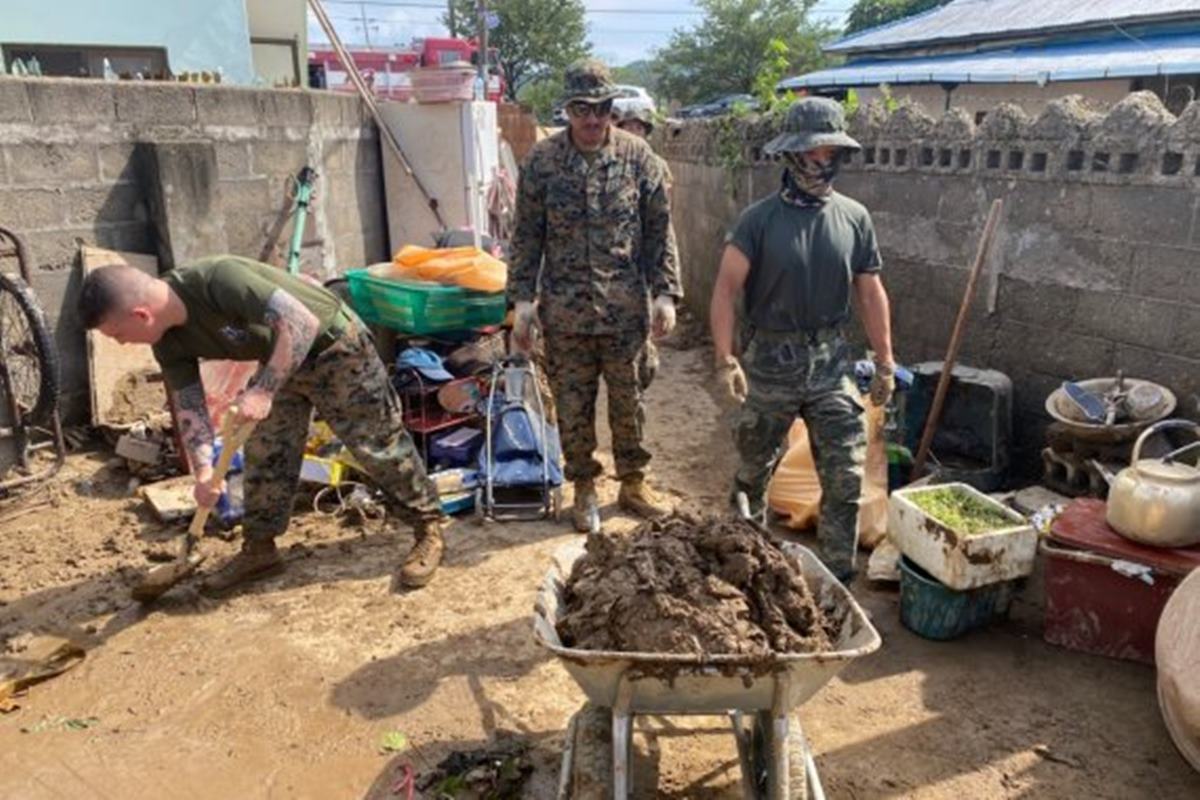 뉴스원 작업 중인 헤이거 부대장.jpg