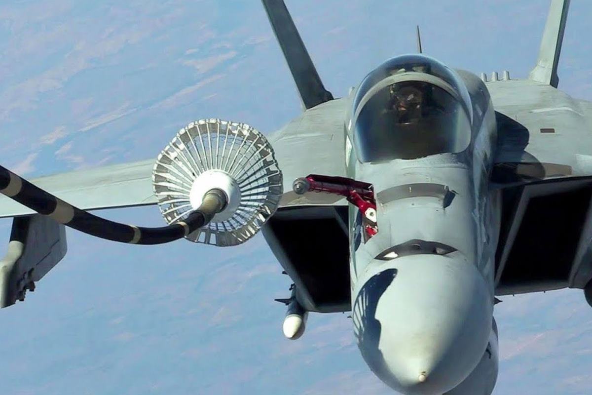 공중급유를 받고 있는 F-18 근두운.jpg