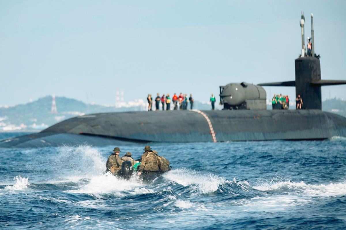 보급품을 이송하는 USS 오하이오 사진 출처 = 'Defense Brief'.jpg