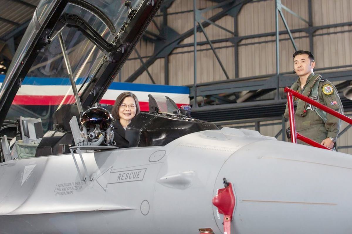F-16 바이퍼에 탄 대만 총통 차이잉원.jpg