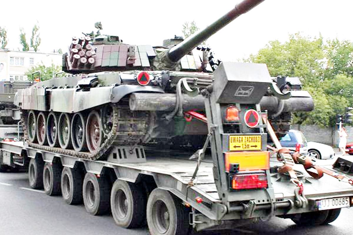 z23207884AMP,Przewoz-czolgu-PT-91-na-lawecie-.jpg