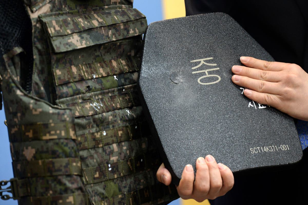 총알이 뚫리는 방탄복을 납품.jpg