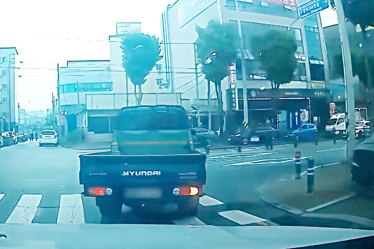 골목을 빠져나오는 제보자 사진 출처 = 유튜브 채널 '한문철TV'.jpg