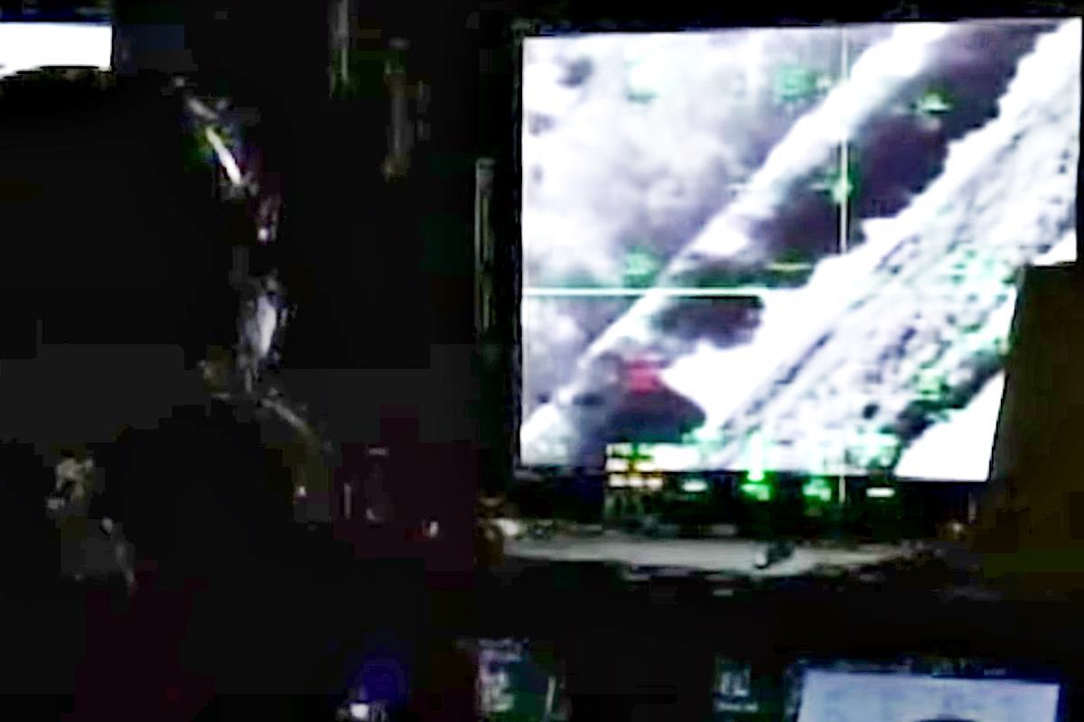 블랙 나이트를 조종하는 미군 유튜브 Dark Tech.jpg