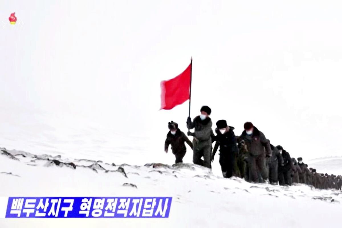 백두산을 오르는 북한인들 SBS.jpg