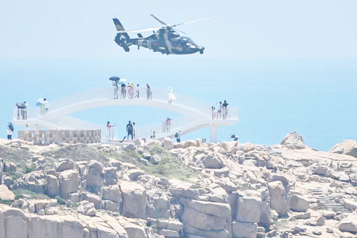 훈련 중인 대만 헬기 Le Monde.jpg